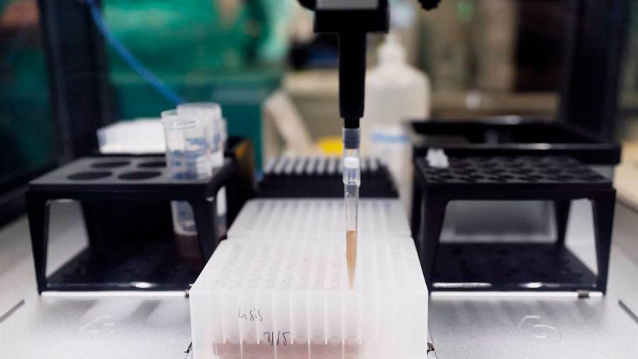 Probetas de pruebas PCR en el Laboratorio de Microbiología del hospital público Gregorio Marañón. Foto: Europa Press