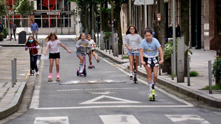 Niños disfrutando el fin de semana de la peatonalización de varias calles del centro de Compostela. Foto: F. Blanco
