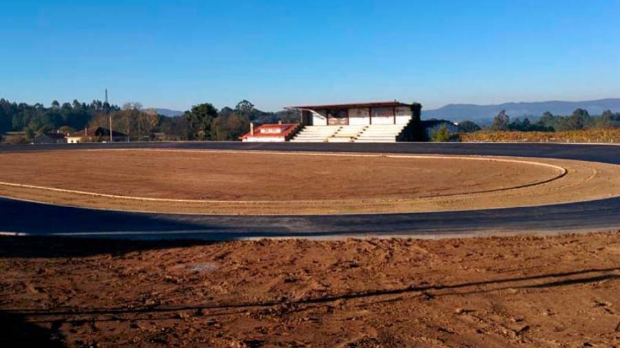 Antigo campo de fútbol de Vedra coa bancada ó fondo a a pista de rodadura. Foto: D.C.