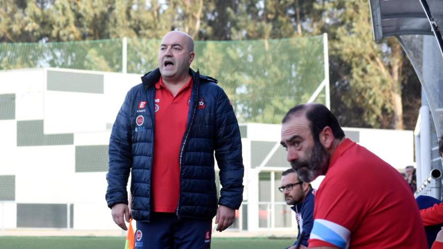 EXPECTANTE Alberto Mariano, entrenador del CD Estradense, durante un partido del equipo. Foto: Sangiao