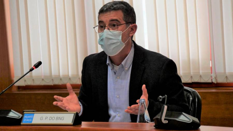 El diputado nacionalista Iago Tabarés durante su intervención parlamentaria. Foto: BNG