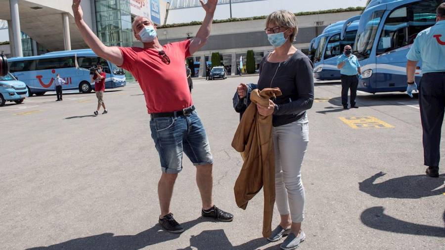 En la foto del pasado lunes, una pareja de turistas alemanes que forman parte del primer grupo de visitantes extranjeros llegado a España tras el confinamiento por el covid. EFE