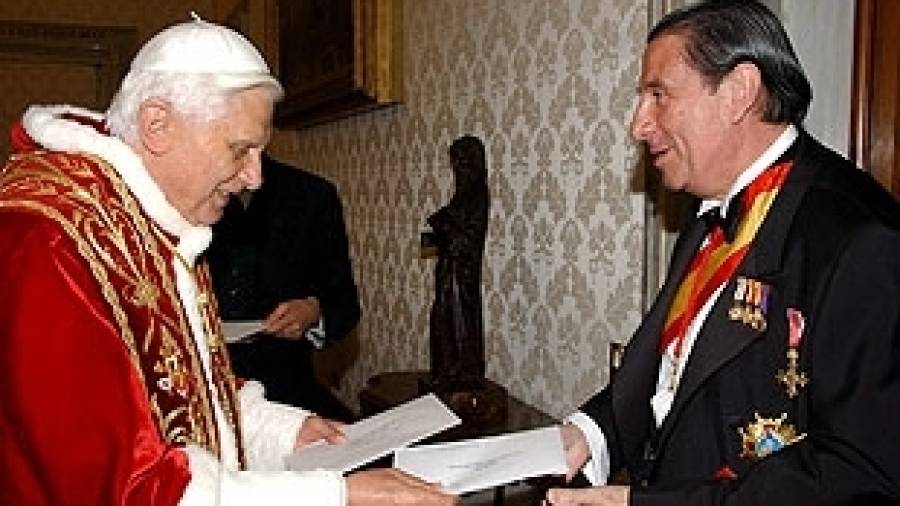 Paco Vázquez deja el Vaticano y aspira a relevar a Múgica