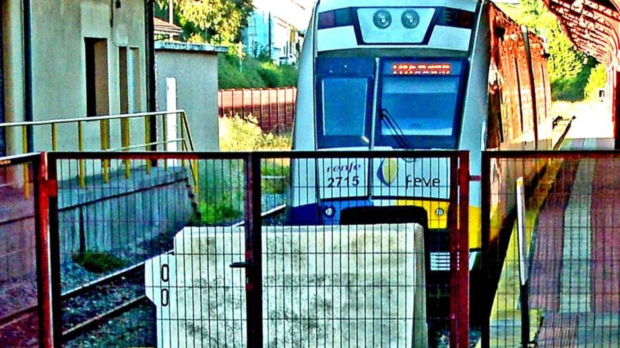 Del fallido tranvía al olvidado metro ligero: la movilidad sigue en los coches privados