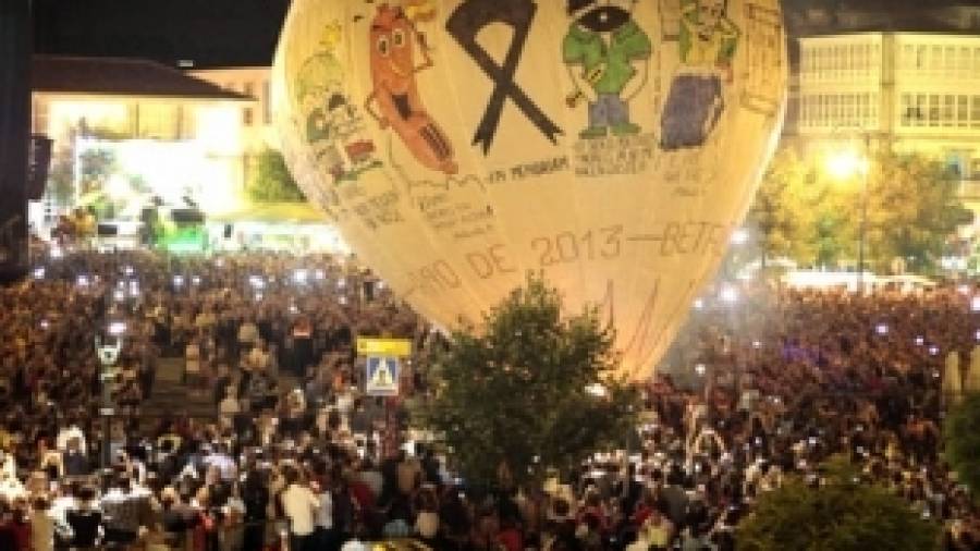 El globo de Betanzos honra a las víctimas del accidente de tren de Santiago