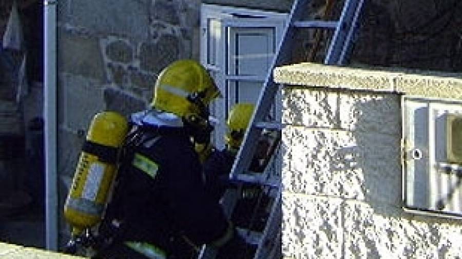 Los bomberos de Ribeira sofocan el incendio de una vivienda de Baroña que se originó en una habitación