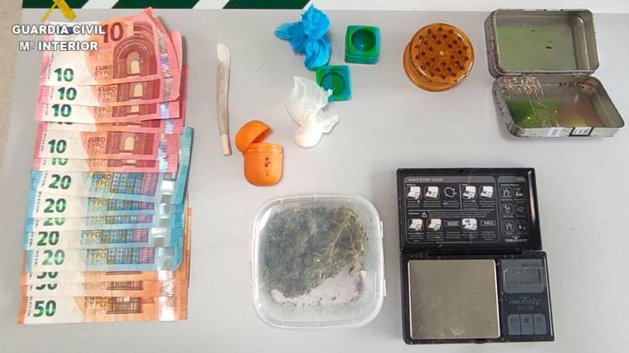 Droga, dinero y efectos intervenidos al detenido. Foto: G.C.