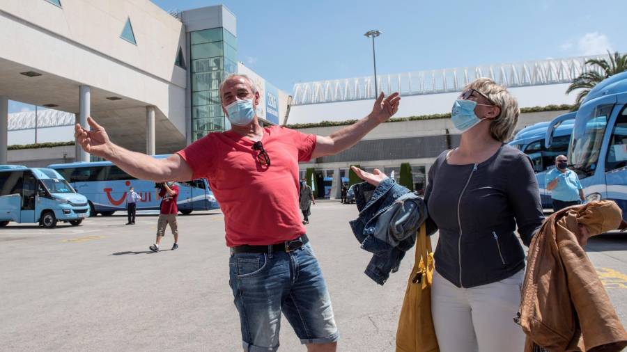 PALMA, 15/06/2020.- Una pareja de turistas alemanes a su llegada este lunes al aeropuerto de Palma.EFE/ATIENZA