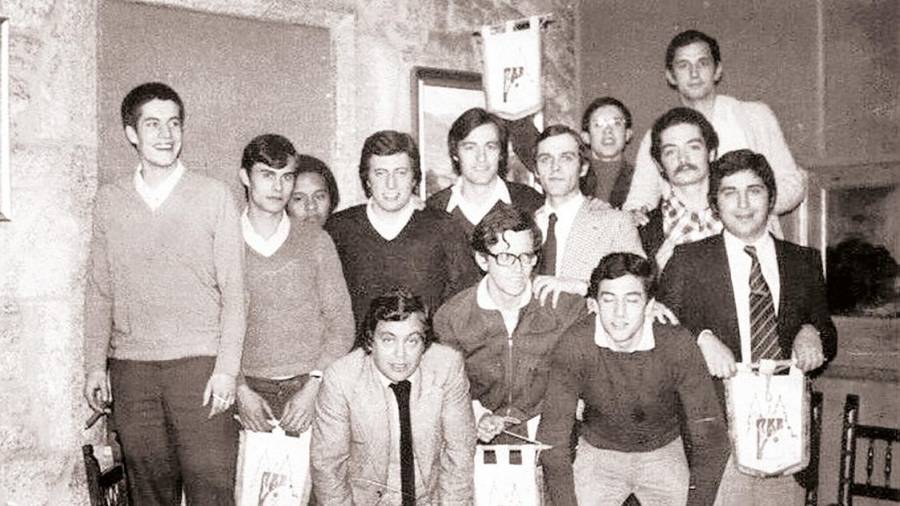 BALONCESTO ROMÁNTICO Con el equipo con Rivera como entrenador en la década de los 70. Foto: Cedida