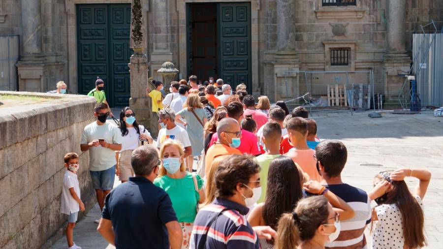 AGOSTO. Colas, durante la mañana de ayer, para acceder al interior de la Catedral por la puerta de la plaza de la Inmaculada. Foto: Fernando Blanco 