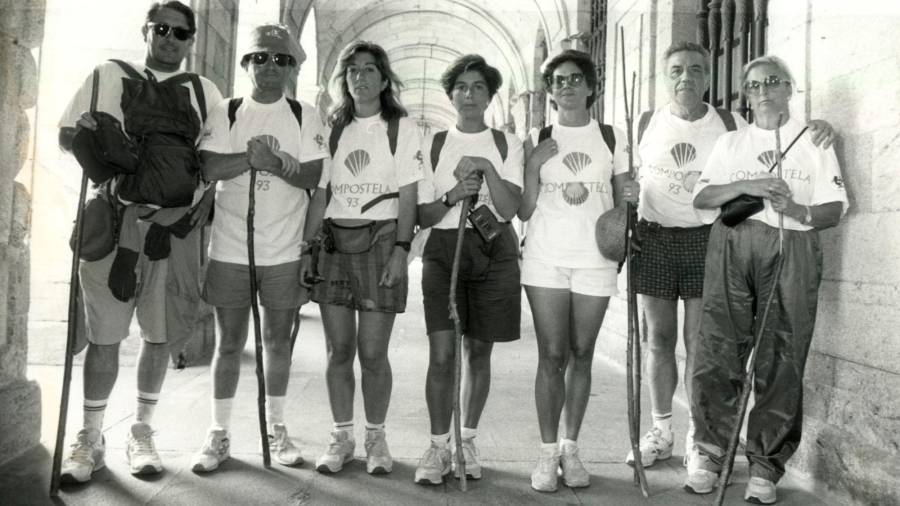 Peregrinación. Carlos Nieves (2º izq.), su esposa y un grupo de amigos a su llegada a Compostela tras cinco días andando. Foto: N. Santas