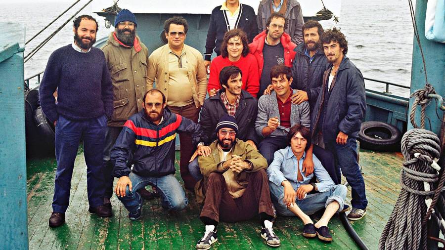 foto de familia de los catorce activistas gallegos del buque palangrero ‘Xurelo’. Foto: Gallego