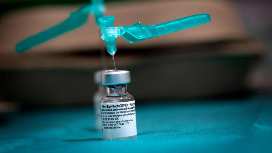 Un vial dispuesto para preparar cinco dosis de la vacuna contra la COVID . EFE/ Villar López