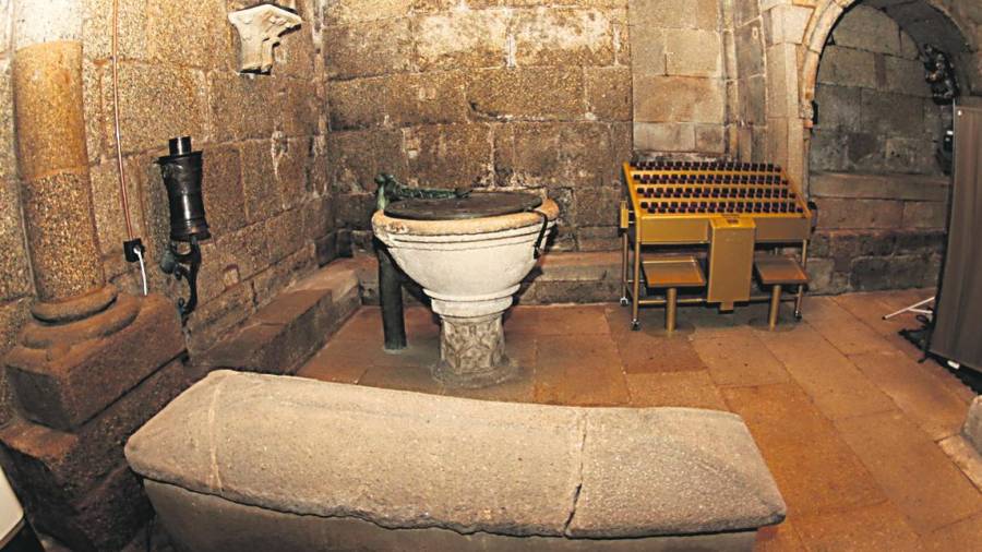 Zona del baptisterio, donde está la tumba del siglo V, en primer plano