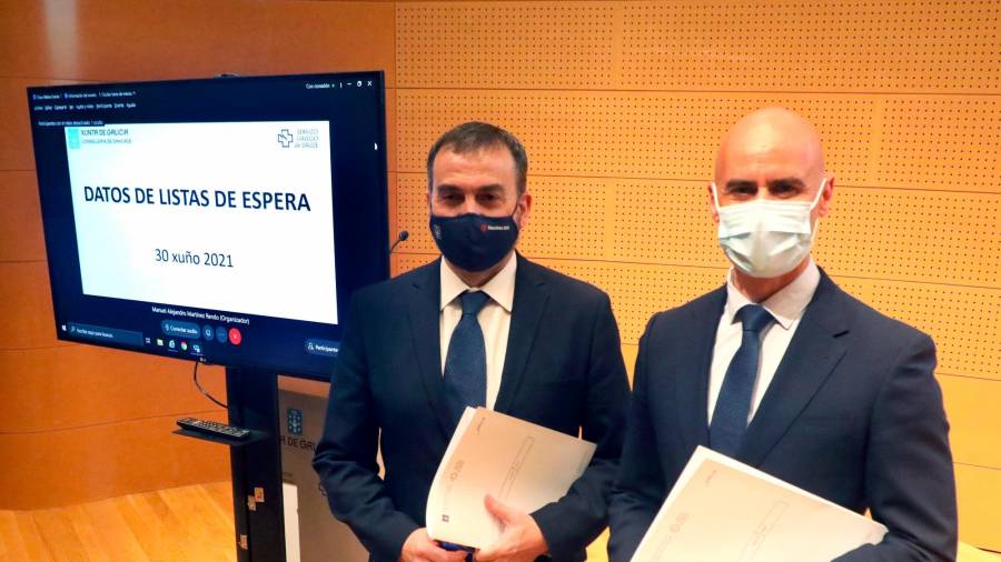 Jorge Aboal y José Flores, con los informes sobre las listas de espera del primer semestre del año (Foto: Efe/Xoán Rey)