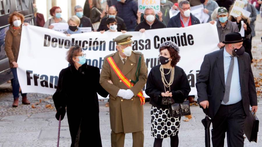Fernando Morán e Isabel Risco interpretaron a Franco y su esposa en la marcha. Foto: Cabalar