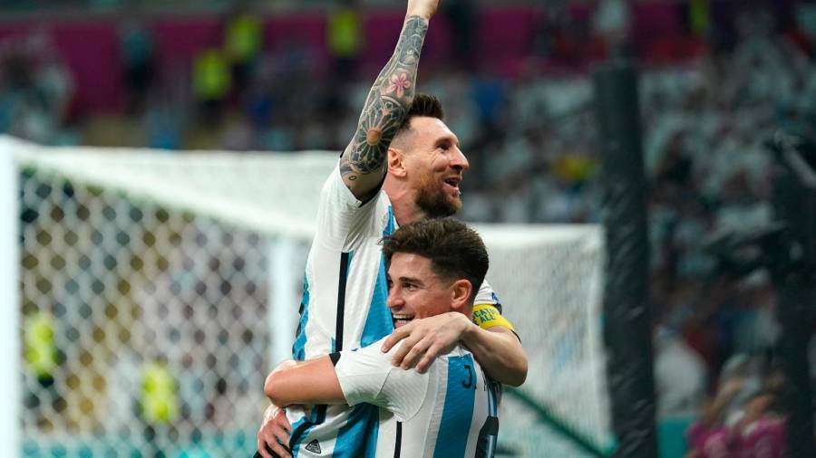 Messi y Julian Álvarez clasifican a Argentina a los cuartos de final con sus goles ante Australia. Foto: EP