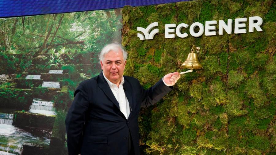 El presidente de Ecoener, Luis de Valdivia, tocó efusivamente, muy emocionado, la campana de la Bolsa. Foto: G. E.