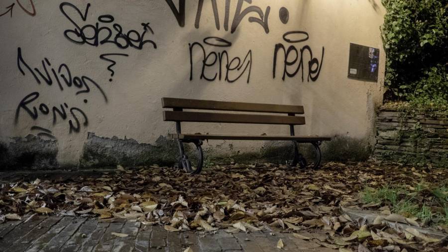En la imagen de archivo, hojas caídas por el otoño en un lugar de descanso en el Barrio del Puente Romano de Lugo que cruza el río Miño. EFE/ Eliseo Trigo