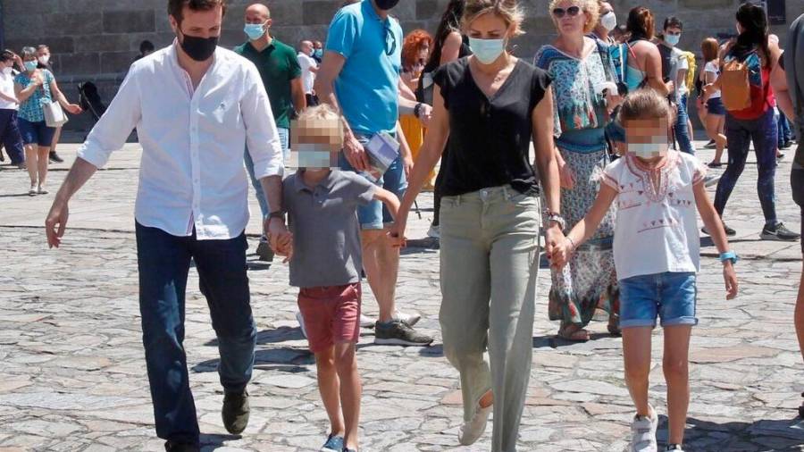 PABLO CASADO con su mujer y sus hijos paseando por el Obradoiro. Foto: F. Blanco