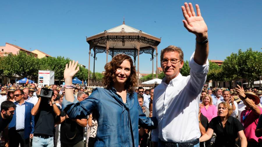 Alberto Núñez Feijóo e Isabel Díaz Ayuso, ayer, en Alcalá de Henares. Foto: Europa Press