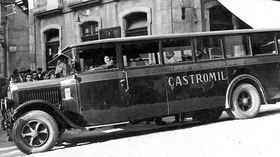 1950. Autobús expreso Vigo - Pontevedra - Santiago de Compostela, de la compañía Castromil. (Fuente, empresa Monbus).