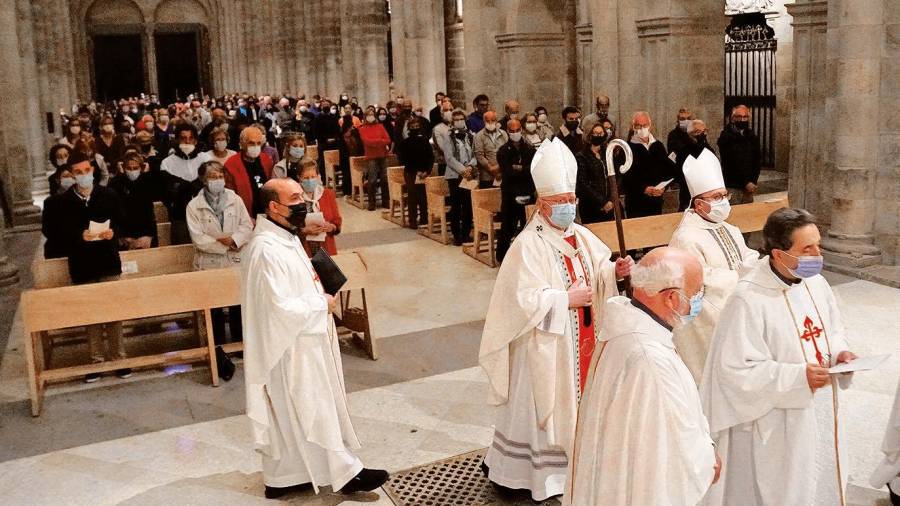 EL ARZOBISPO DE SANTIAGO presidió ayer la inauguración de la fase diocesana del Sínodo de los Obispos en la Catedral. Foto: Fernando Blanco