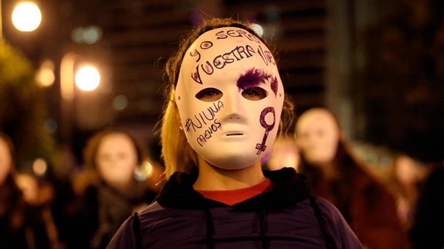 Una joven con una máscara durante una de las protestas del Día Internacional contra la Violencia de Género. Foto: Efe