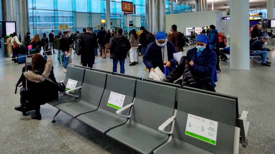 Pasajeros en el aeropuerto de Lavacolla esperando para embarcar Foto: Fernando Blanco