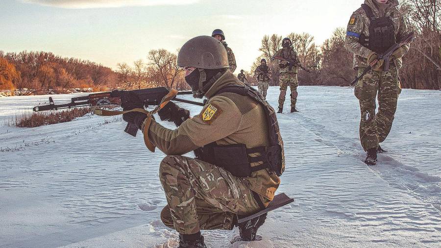 defensa. Militar ucraniano con un arma. Foto: Vasiliy Zhlobsky