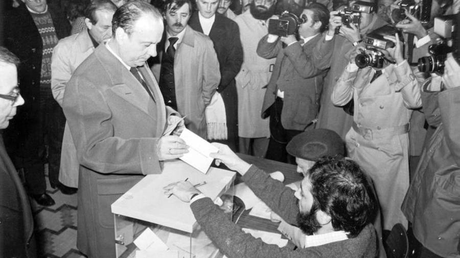 Manuel Fraga Iribarne votando en el referéndum de la Constitución.