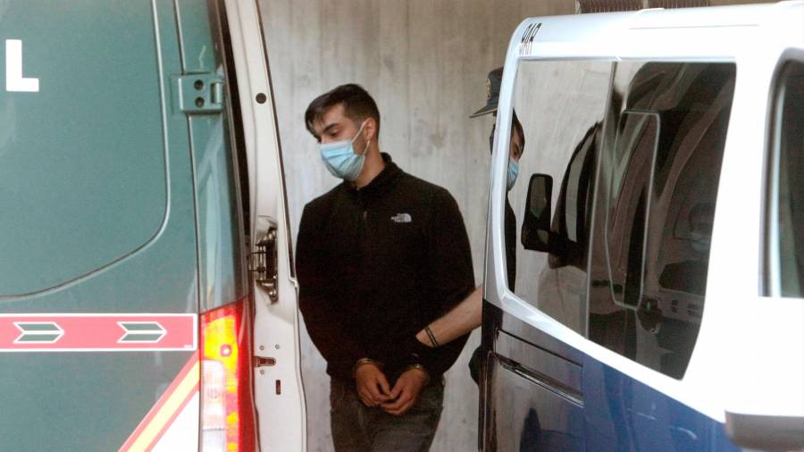 El último detenido en el caso Samuel, trasladado en un furgón de la Guardia Civil. Foto: Efe/Cabalar