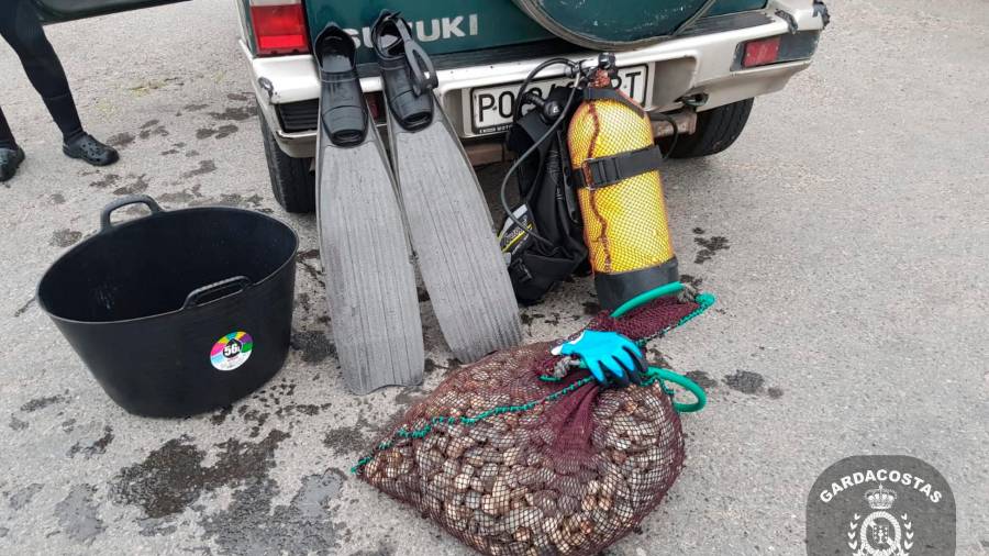 Marisco e materiais empregados polo furtivo interceptado no porto de Cee. Foto: Gardacostas de Galicia