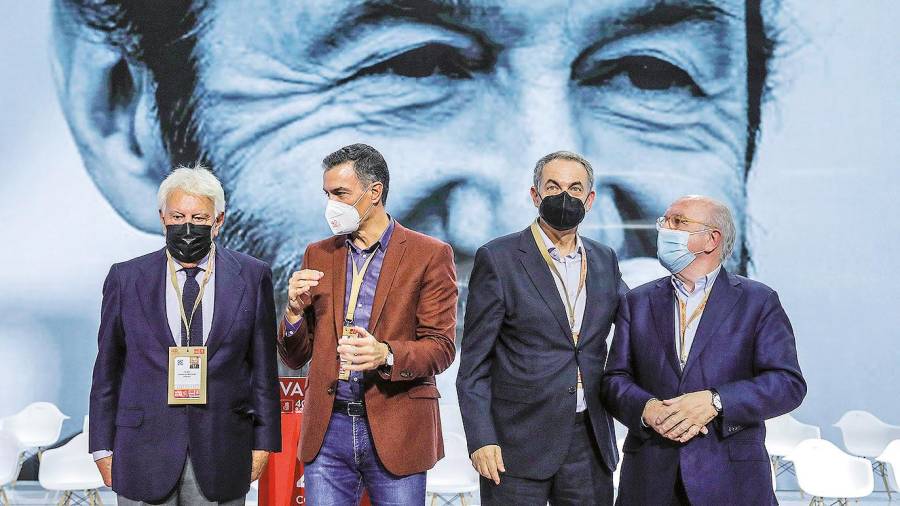 Felipe González, Pedro Sánchez, José Luis Rodríguez Zapatero y Joaquín Almunia, ante una foto de Rubalcaba. Foto: R. Solsona/E.P.
