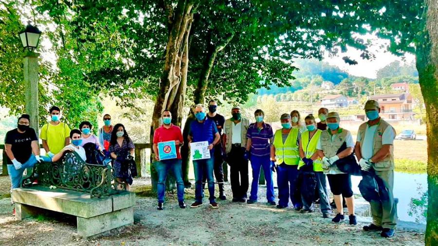 Participantes na andaina ecolóxica polas marxes fluviais e a Fervenza. Foto: C. C