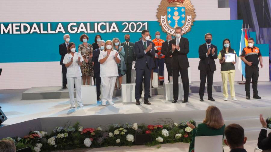 medallas de galicia 2021. Todos los colectivos de la campaña de vacunación junto al presidente Sánchez, el Rey Felipe VI y el presidente Núñez Feijóo. Foto: Fernando Blanco