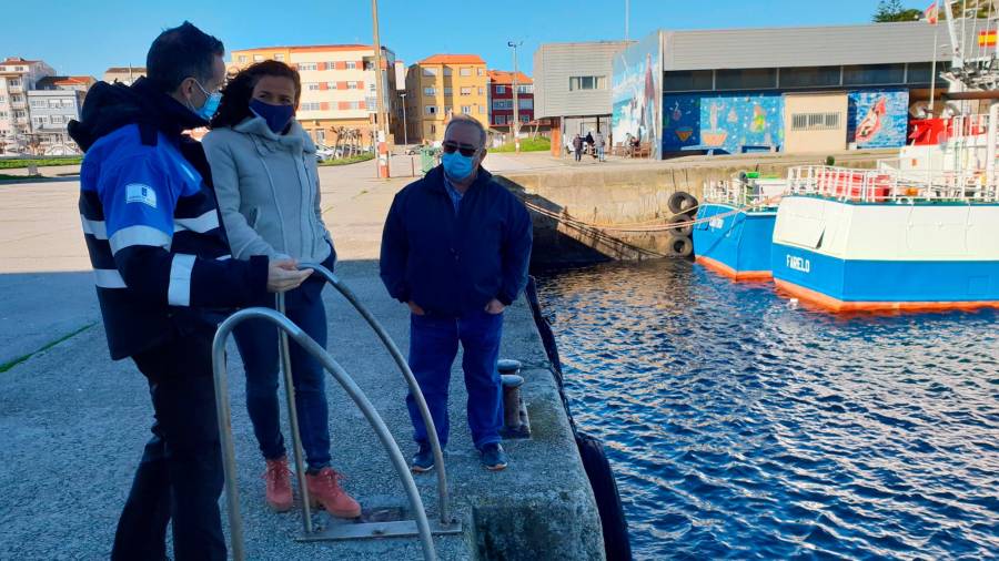Susana Lenguas co patrón maior de Muxía, Daniel Castro, á dereita, no porto da vila da Barca. Foto: Xunta