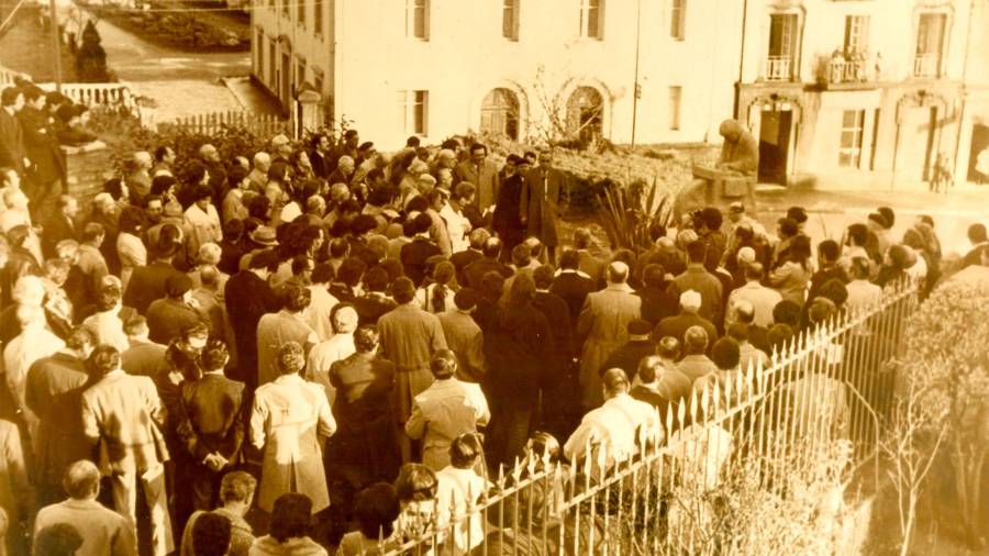 Inauguración en 1974 del monumento al afilador en la rúa de Ourense, elaborado en piedra granítica por el escultor Xosé Cid. Foto: Archivo ECG