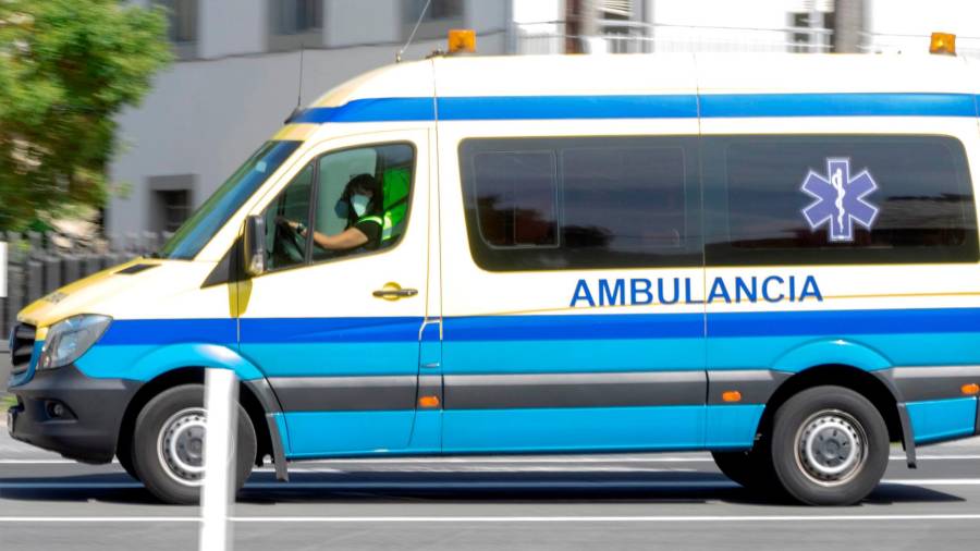 OUTEIRO DE REI (LUGO), 08/09/2020.- Una ambulancia circula cerca de la residencia DomusVi en Outeiro de Rei (Lugo). EFE/Eliseo Trigo