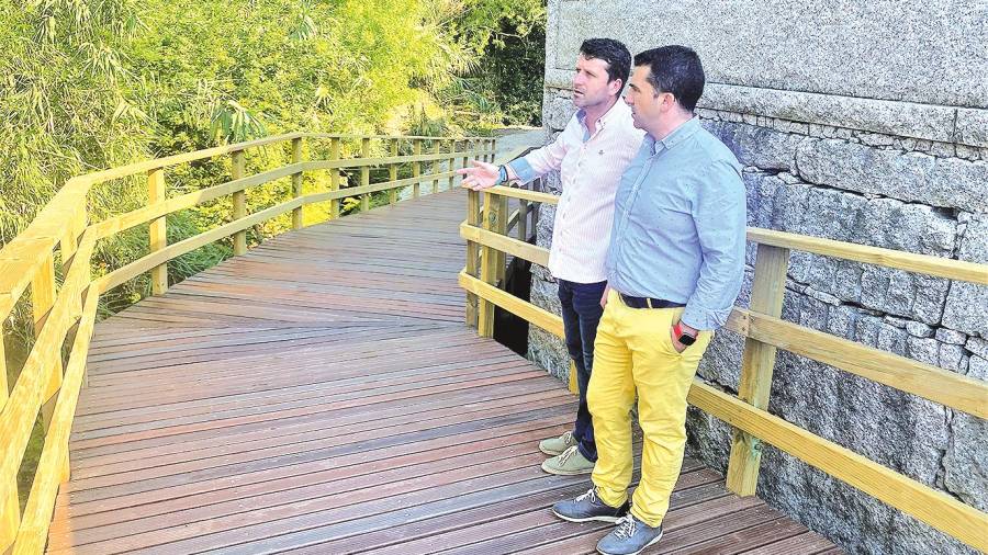 Romero, esquerda, e Ruiz visitaron o lugar para coñecer o estado das obras. Foto: C. de Boiro
