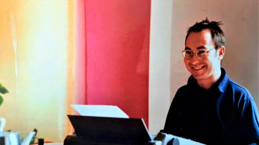 París, 1994, apartamento en Montmartre. Donde escribió los primeros relatos de la serie de 24 relatos Raíz de Toxo, publicados semanalmente en el cuadernillo dominical de EL CORREO GALLEGO