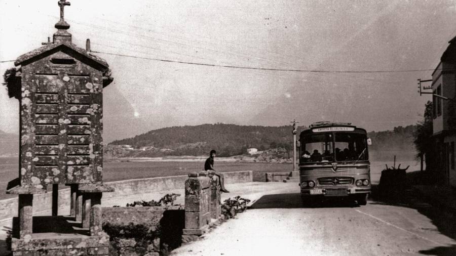 Imagen de la llegada del celta a la localidad , en la que se ven el emblemático hórreo y el cruceiro. Foto: Lamelas