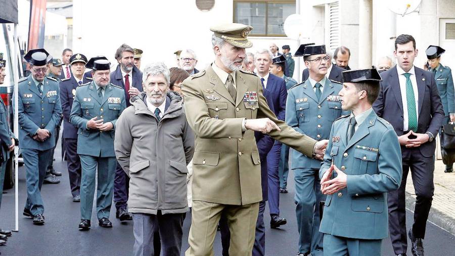 El rey, a su llegada al cuartel de Sarria con el ministro del Interior, Grande-Marlasca. Al fondo, Alfonso Rueda. Foto: Xunta