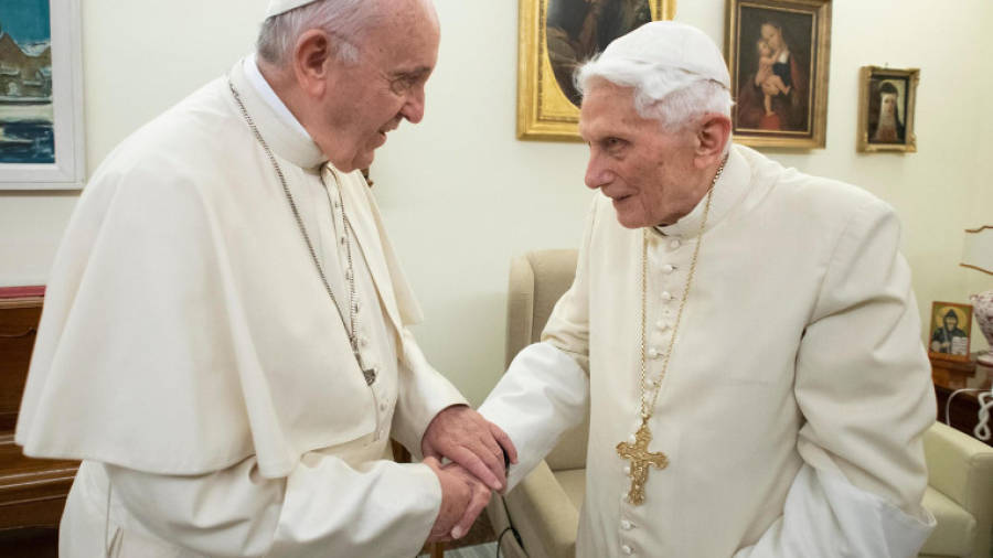 Benedicto XVI pide retirar su firma del polémico libro que hace una defensa del celibato