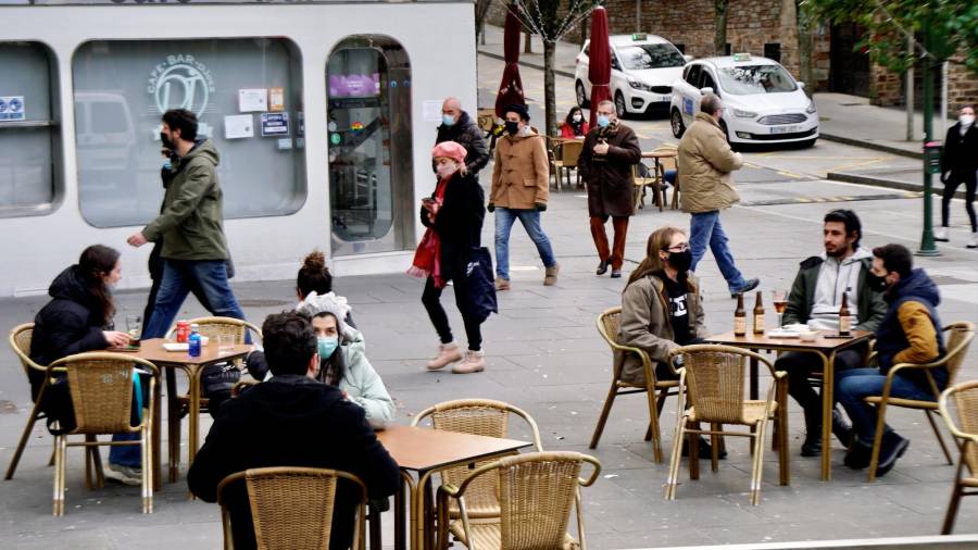 Jóvenes en las terrazas de la Plaza Roja de Santiago este sábado. Foto: Fernando Blanco