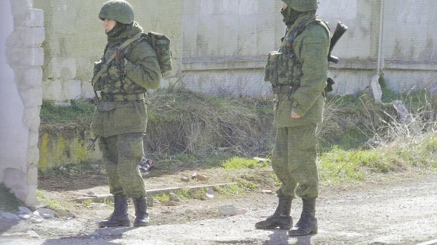 Invasión de Crimea, 2014. Los soldados no llevaban galones ni insignias, para que no pudiese ser identificado el ejército invasor. Con cierto humor fueron llamados “los hombrecillos verdes”.