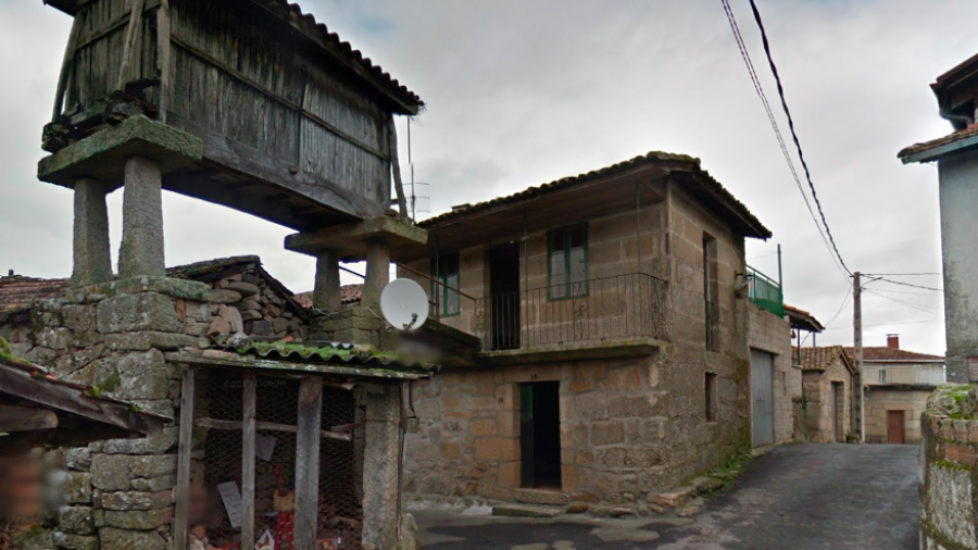 Imagen de uno de los inmuebles a subastar, sito en lugar de garabatos, Amoeiro, en A Coruña. Foto: Google maps