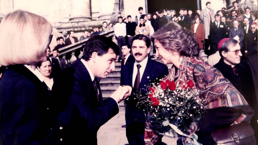 José Manuel García Iglesias, comisario de la muestra ‘Galicia no tempo’, saludando a la reina Sofía.