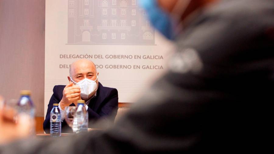Javier Losada, durante la reunión que mantuvo con el comité de Alu Ibérica. Foto: Almara