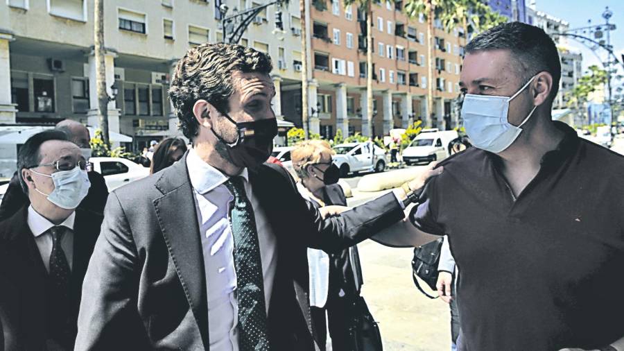 Casado, conVivas detrás de él, en su visita a Ceuta. Foto: Antonio Sempere/E.P.